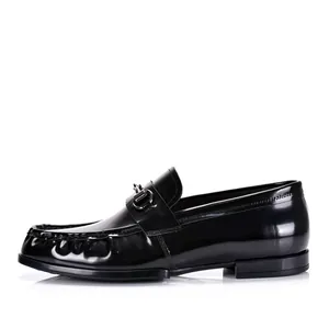 Vista lateral de mocasines de charol negro para hombre con bocado