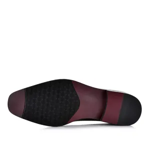 Vista de detalle de la suela antideslizante rojo vino y negro para zapatos de vestir hombre