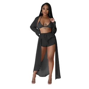 Sexy conjunto de playa de 3 piezas en gasa negra con un cárdigan largo y pantalones cortos