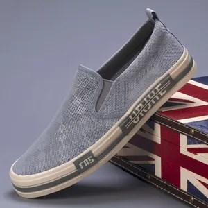 Αναπνεύσιμα γκρι πλεκτά slip-on sneakers για άνδρες με μαλακή και άνετη λευκή σόλα