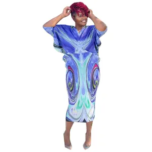 Vista detallada de un vestido azul con mangas de murciélago y estampado mármol abstracto