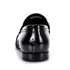 Vista trasera de un mocasín de cuero charol negro brillante para hombre con tacón