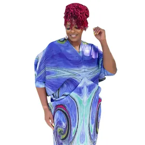 Vista detallada de un vestido azul con escote en V y estampado abstracto en la modelo