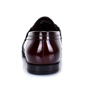 Vista trasera de un mocasín para hombre de charol burdeos brillante con costuras detalladas