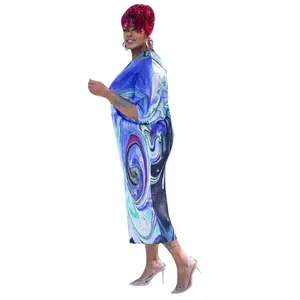 Vista lateral detallada de una mujer con un vestido largo plisado con estampado de mármol