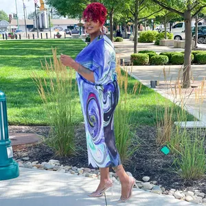 Vestido midi de verano con mangas murciélago y vibrante estampado abstracto chic