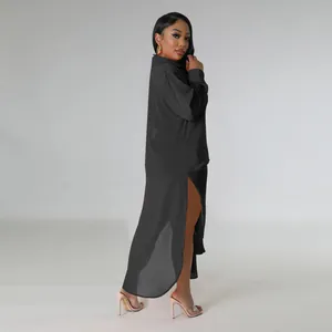 Conjunto sexy de dos piezas de gasa negra transparente con túnica larga y shorts.
