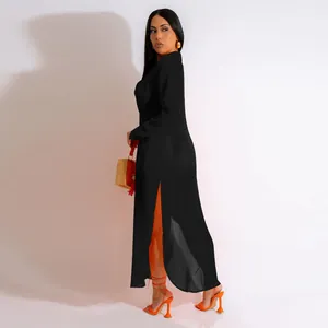 Elegante camisa de playa larga de gasa negra transparente con detalle de abertura