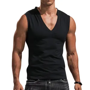 Primo piano di canotta nera da uomo slim fit con scollo a V in tessuto traspirante