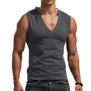 Vista dettagliata di una canotta da uomo slim fit con scollo a V in cotone grigio scuro