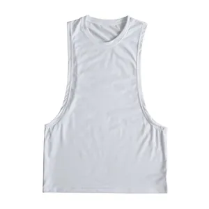 Close-up van wit mouwloos herenshirt met diep uitgesneden armsgaten voor sport