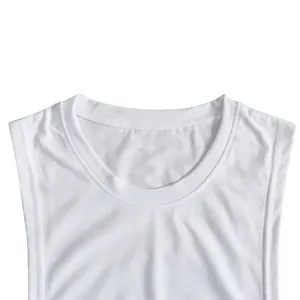 Detailopname van de ronde halslijn en stoftextuur van een wit mouwloos shirt voor heren.