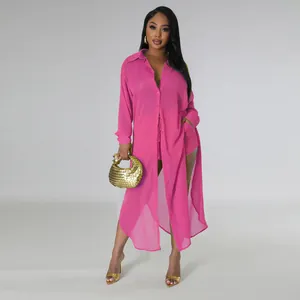 Conjunto playero de dos piezas con camisa larga de gasa rosa transparente y pantalones.