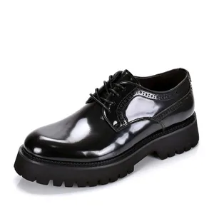 Gedetailleerd overzicht van zwarte lakschoenen voor heren met dikke profielzool