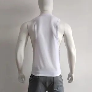 Gedetailleerd achteraanzicht van wit heren muscle tanktop met diepe zijsplitjes voor gym