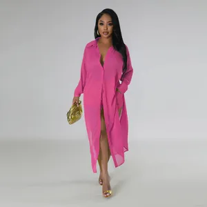 Elegante conjunto de playa de gasa rosa con camisa larga y pantalones cortos a juego