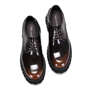 Detailopname van gepolijste leren herenschoenen met brogue-details en dikke zool