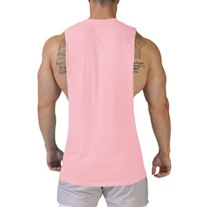 Rückansicht eines rosa Herren-Muskelshirts mit tiefem Ausschnitt und breiten Schultern