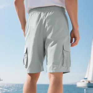Vista posteriore di pantaloncini cargo da uomo grigio chiaro con elastico.