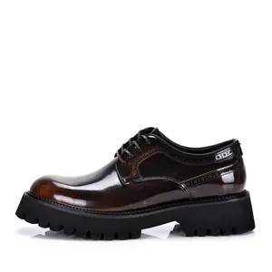 Gedetailleerd zijprofiel van donkerbruine lakschoenen brogues met dikke profielzool