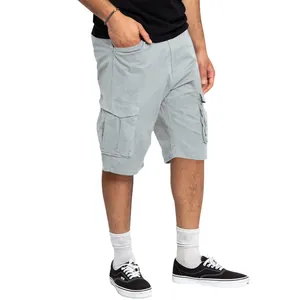 Vista dettagliata dei pantaloncini cargo estivi casual da uomo in grigio chiaro