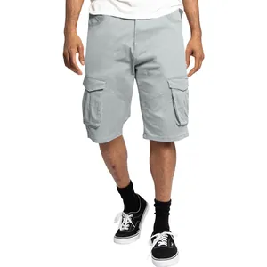Vista frontale dettagliata dei pantaloncini cargo estivi da uomo in tessuto grigio chiaro sport