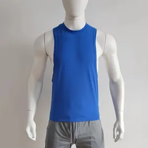 Vooraanzicht van een felblauwe herensporttanktop met diepe zijsplitten op een paspop mannequin