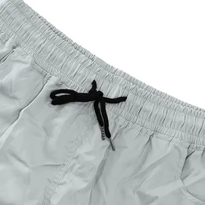 Dettaglio ravvicinato della vita elastica e del cordino nero sui pantaloncini cargo uomo