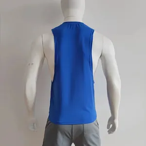 Achteraanzicht van een blauwe heren sport tanktop met diepe zijsplitten en brede schouders