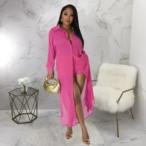 Detalle del conjunto playero sexy de gasa rosa con camisa larga y pantalones cortos nuevos