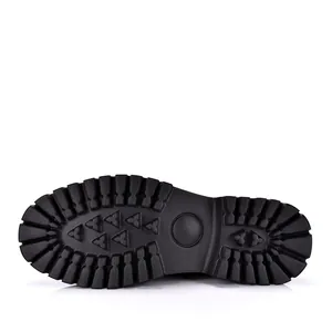 Close-up van de dikke antislip rubberen zool van professionele leren herenschoenen