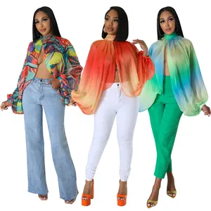 Tre modelle mostrano diverse fantasie di camicette in chiffon con maniche a pipistrello