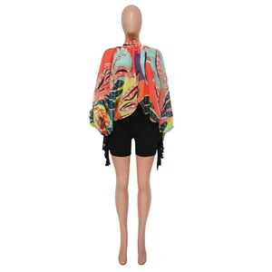 Camicetta estiva in chiffon con stampa floreale, maniche a pipistrello e colletto su manichino