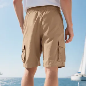 Vista posteriore di pantaloncini cargo kaki da uomo con vita elastica e tasche