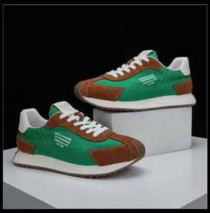 Vue latérale de baskets rétro pour hommes en vert et marron sur socles blancs.