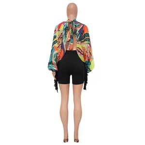 Vista posteriore dettagliata del top in chiffon stampato con maniche a pipistrello e lacci