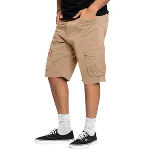 Vista laterale di pantaloncini cargo kaki da uomo con ampie tasche in stile outdoor casual