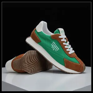 Baskets rétro en daim vert et marron avec semelle intermédiaire blanche et gomme