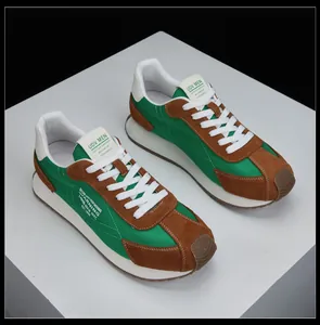 Gros plan professionnel de baskets rétro vert et marron sur un socle d'exposition blanc