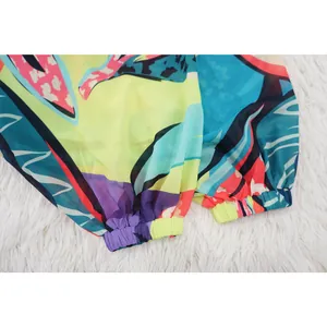 Dettaglio dei polsini elastici su una camicetta in chiffon con stampa tropicale