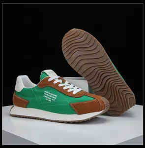 Vue latérale de baskets en toile verte et marron avec détails de semelle en caoutchouc