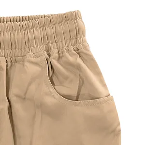Dettaglio della vita elastica e della tasca laterale dei pantaloncini cargo kaki da uomo