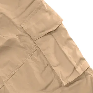 Dettaglio dei pantaloncini cargo kaki con tessuto twill robusto e cuciture tasca resistenti