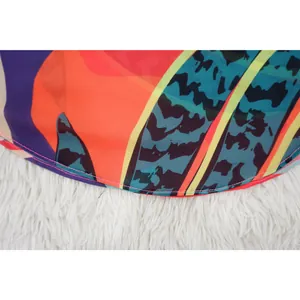 Primo piano dell'orlo curvo cucito con cura su una camicetta di chiffon con stampa