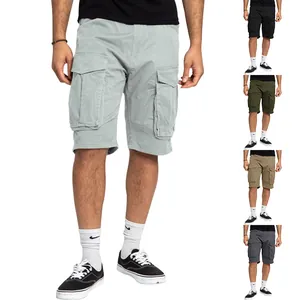 Vista detallada de pantalones cortos cargo sueltos para hombre en varios colores.