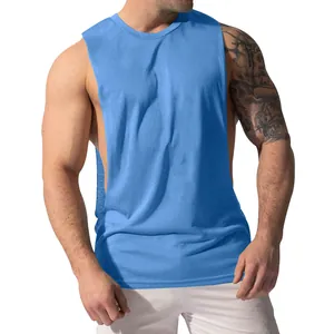 Detail van blauwe mouwloze sporttop voor heren met brede schouders en diepe zijopeningen