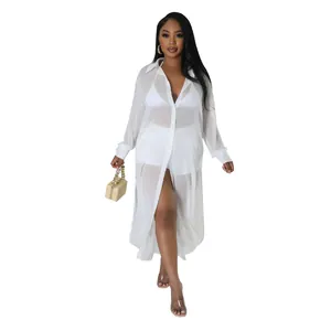 Modelo con conjunto de playa de gasa blanca transparente y pantalones cortos