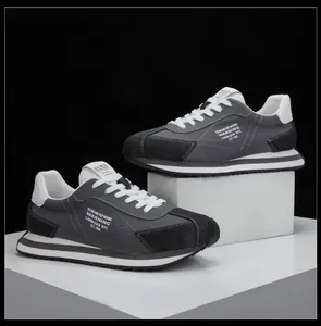 Détail de profil de baskets décontractées grises pour hommes sur des plateformes blanches