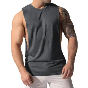 Heren fitness tanktop in donkergrijs met brede schouders en grote zijsplitten voor sport.