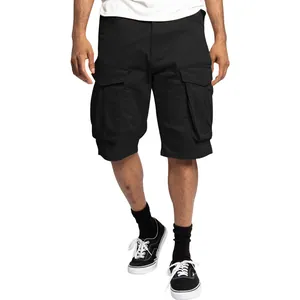 Detalle de los pantalones cortos cargo negros de hombre con bolsillos laterales grandes.